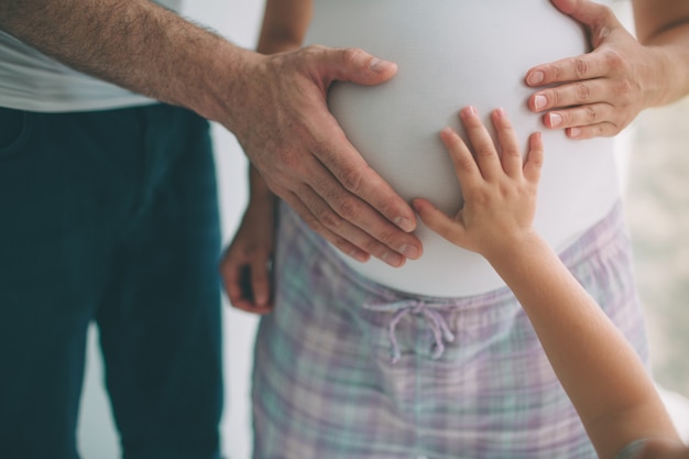 Ciężarna żona Z Mężem. Mężczyzna Wzruszający Brzuch Kobieta W Ciąży. Rodzinna Para Czeka Na Ciążę. Ojciec Mama I Dziecko Czekają Na Nowego Członka Rodziny.