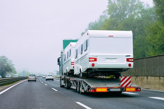 Ciężarówka do przewozu samochodów kempingowych rv na asfaltowej drodze Słowenii.