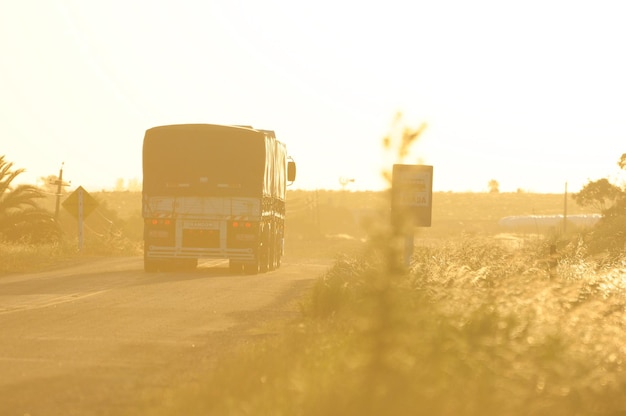 Ciężarówka jadąca autostradą na wsi Urugwaju ze znakiem przystanku autobusowego na drodze