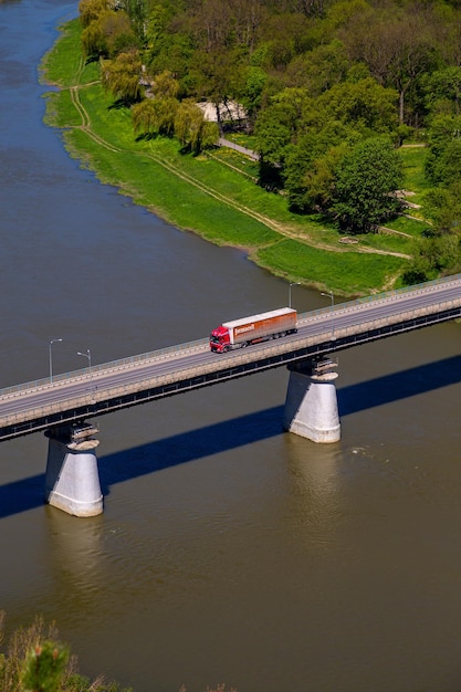 Ciężarówka jedzie po moście nad rzeką