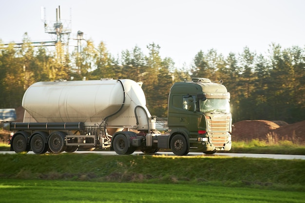 Ciężarówka na autostradzie międzymiastowej Transport towarów i dostarczanie paczek Koncepcja dystrybucji towarów Ciężarówka dostarczająca towary na autostradzie pokazująca biznes i przemysł