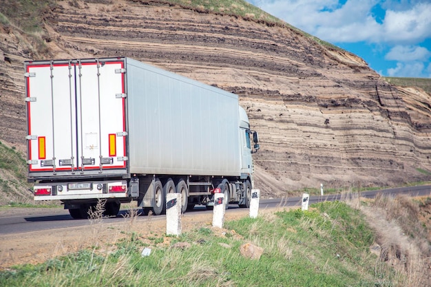 ciężarówka na drodze przyczepa na autostradzie koncepcja logistyczna transportu