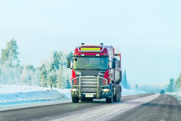 Ciężarówka na drodze zimą Rovaniemi, Laponia, Finlandia