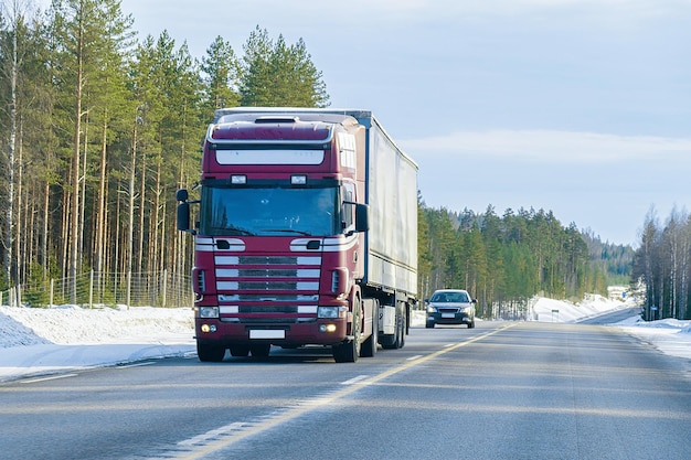 Zdjęcie ciężarówka na drodze zimą rovaniemi, laponia, finlandia