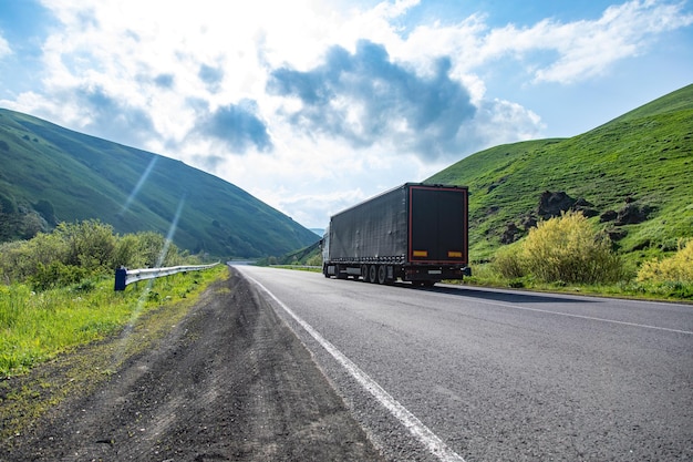 Zdjęcie ciężarówka na koncepcji transportu ładunków na autostradzie