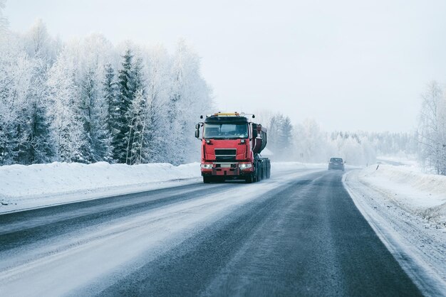 Ciężarówka na śnieżnej zimowej drodze w Finlandii, Laponii.