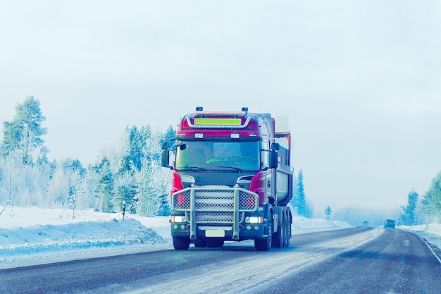 Ciężarówka na Snow Road w zimie Finlandia, Laponia.