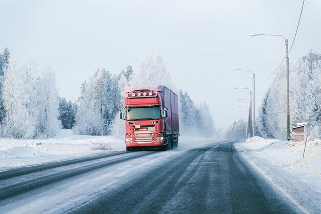 Ciężarówka na Snowy Winter Road w Finlandii, Laponii.