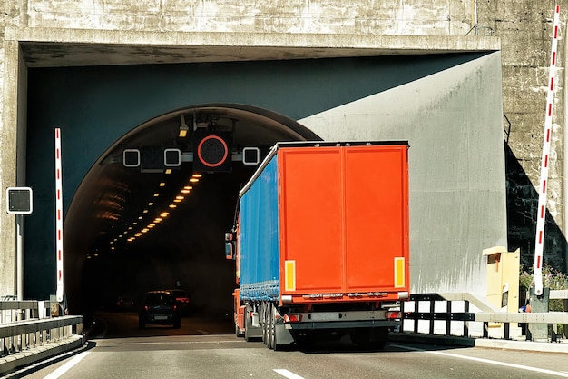 Zdjęcie ciężarówka na tunelu drogowym w kantonie valais, szwajcaria.