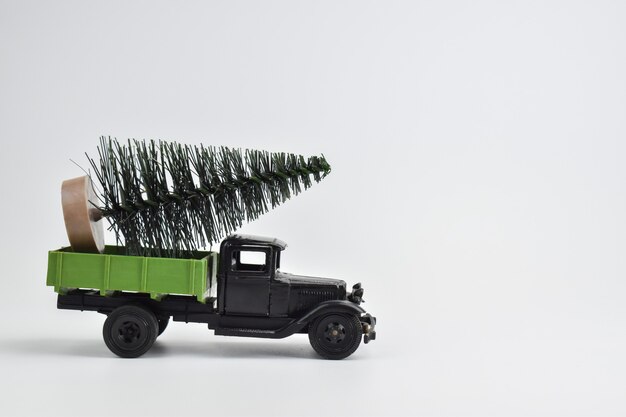 Zdjęcie ciężarówka niesie drzewo. zabawki.