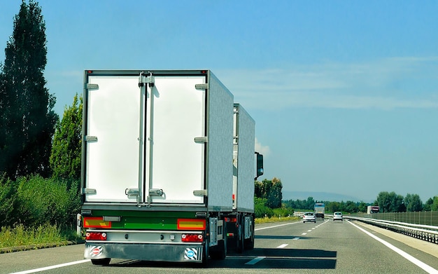 Ciężarówka W Letniej Drodze Szwajcarii. Kierowca Ciężarówki Na Autostradzie. Ciężarówka Wykonująca Prace Logistyczne. Naczepa Z Kierowcą. Jazda Samochodem Na Duże ładunki. Dostawa ładunku. Branża Transportowa Eksportowa. Kontener Z Towarem