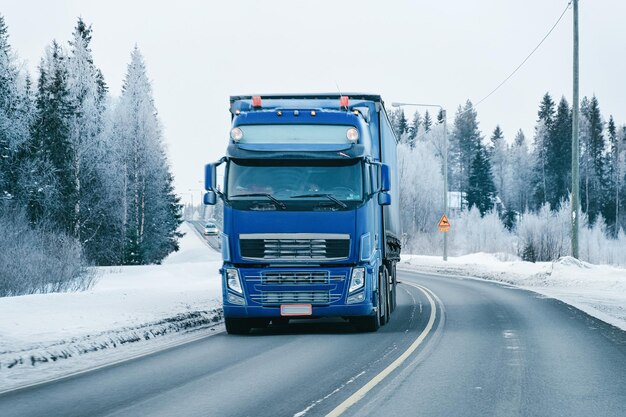 Ciężarówka W Snowy Winter Road Of Finland W Laponii.