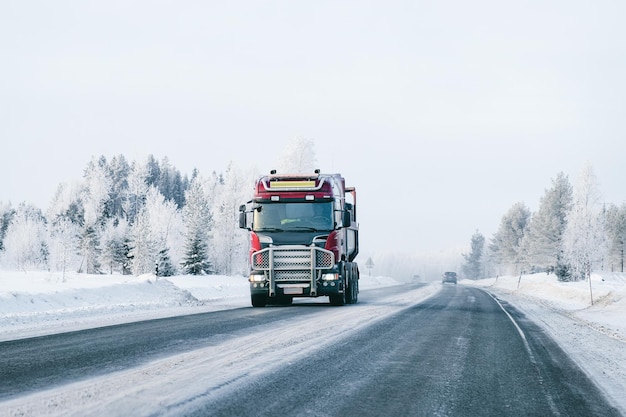 Ciężarówka w Snowy Winter Road w Finlandii, Laponii.