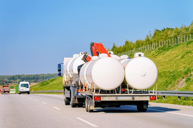 Zdjęcie ciężarówka z cysterną w drodze autostrady w słowenii. transport ciężarowy dostarczający ładunek towarowy.