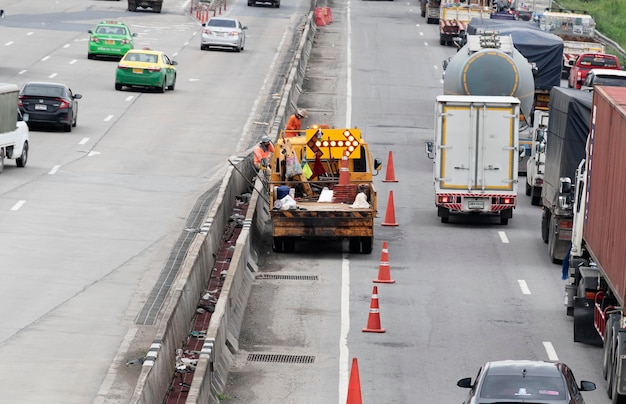 Ciężarówka z ikoną strzałki światła LED i stożkami sygnałowymi na autostradzie