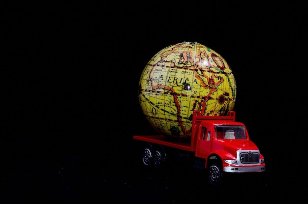 Ciężarówka z koncepcją transportu dostawy kuli ziemskiej