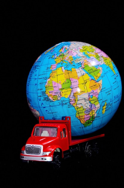 Zdjęcie ciężarówka z koncepcją transportu dostawy kuli ziemskiej