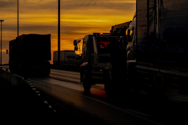 Zdjęcie ciężarówka z ładunkiem na autostradzie transportu drogowego o zachodzie słońca w lecie