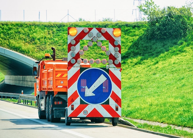 Ciężarówka ze znakiem drogowym na drodze w Czechach