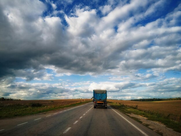 Zdjęcie ciężarówki jedzie na pustej autostradzie