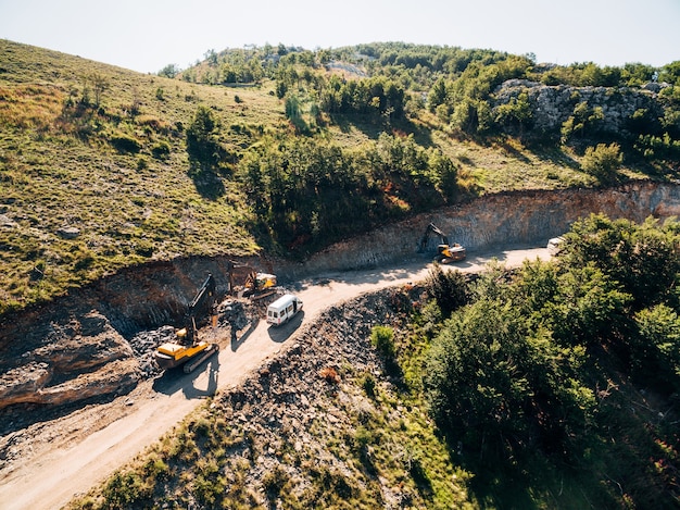 Ciężarówki Jeżdżą Drogą Do Piaskownicy Na Tle Zieleni