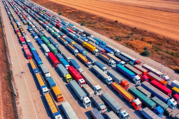 Ciężarówki z centrum transportu zboża ustawione w kolejce w porcie na Ukrainie