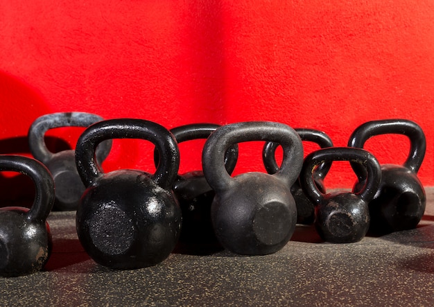 Ciężary Kettlebells w siłowni treningowej