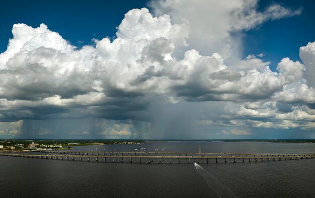 Ciężka burza zbliża się do mostu drogowego łączącego Punta Gorda i Port Charlotte nad rzeką Peace Złe warunki pogodowe do jazdy w porze deszczowej na Florydzie