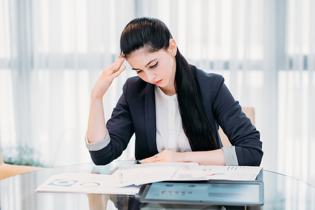 Ciężki Dzień Pracy W Biurze. Zmęczona Biznesowa Kobieta Przy Biurku