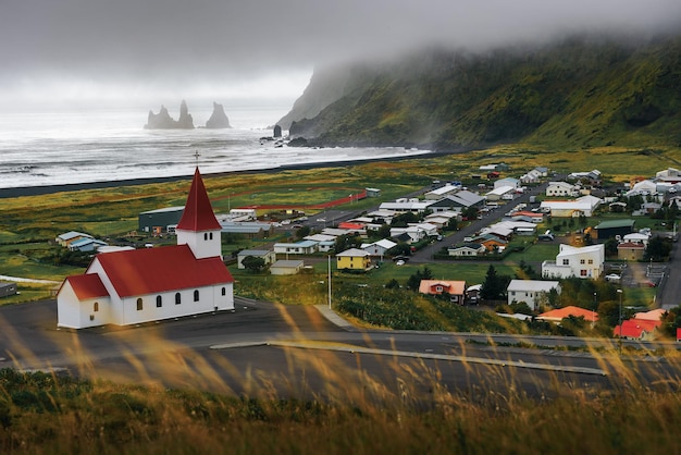 Ciężkie chmury nad wioską vik i myrdal na Islandii