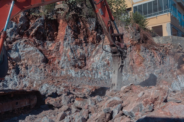 Ciężkie maszyny pracują na budowie Oczyszczanie skalistej gleby pod budowę w Turcji