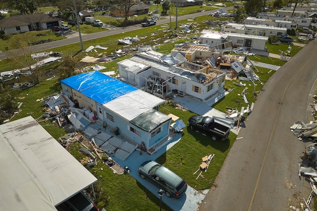 Ciężko uszkodzone przez huragan Ian domy na Florydzie w dzielnicy mieszkalnej mobilnych domów Konsekwencje katastrofy naturalnej