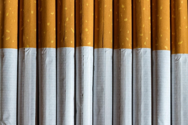 Zdjęcie cigarette background zbliżony widok papierosów i filtrów papierosowych