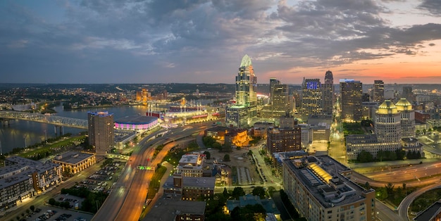 Zdjęcie cincinnati ohio usa nocny krajobraz miejski downtown dzielnica horyzont z jasno oświetlonymi wysokimi drapaczami chmur w nowoczesnych amerykańskich megapolis