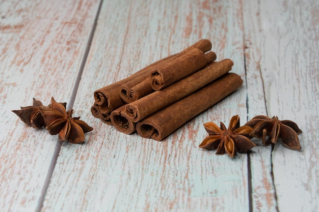 Cinnamon sticks and anise jedzenie i składniki kuchni cynamon sticks anise stars on a wooden