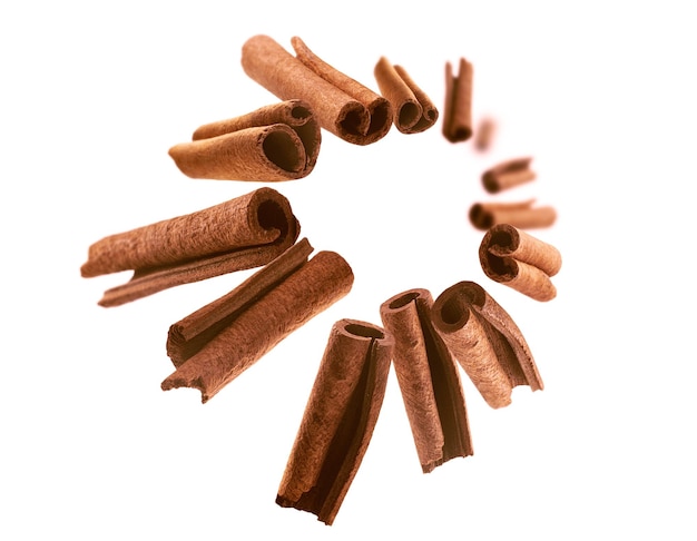 Cinnamon sticks levitate na białym tle
