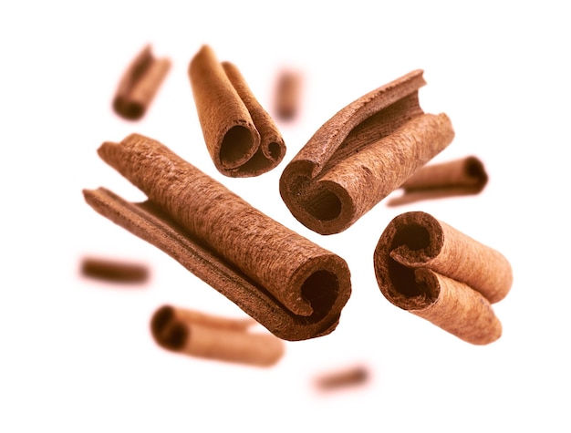 Cinnamon sticks levitate na białym tle
