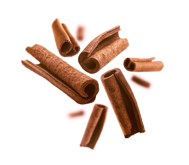 Cinnamon sticks levitate na białym tle