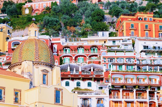 Citiscape i krajobraz z kościołem Santa Maria Assunta miasta Positano na wybrzeżu Amalfi i Morza Tyrreńskiego we Włoszech w lecie. Widok na piękną śródziemnomorską architekturę katedry w pobliżu Sorrento.