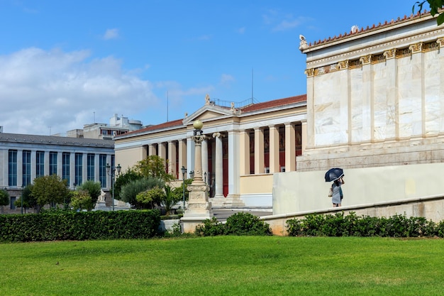 Cityscape The National and Kapodistrian University of Athens z kolumnami w stylu neoklasycznym w słoneczny dzień Grecja