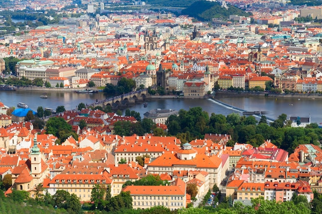 Cityscaspe Pragi z góry w letni dzień, Republika Czeska