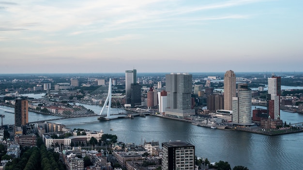 Ciudad de Rotterdam dividida por el Nieuwe Mass