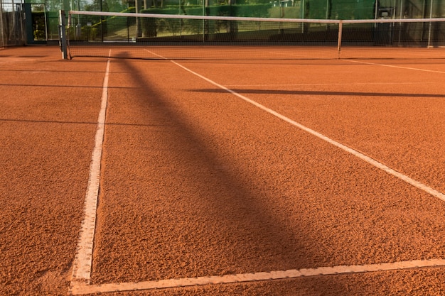 Clay (Dirt) Tennis Court, pod zachodem słońca.