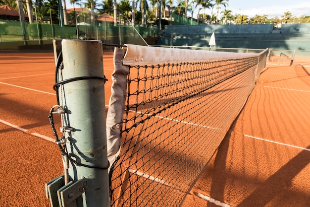 Clay (Dirt) Tennis Court, pod zachodem słońca.