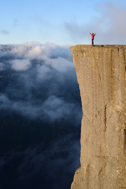 Zdjęcie cliff preikestolen w fiordzie lysefjord, norwegia