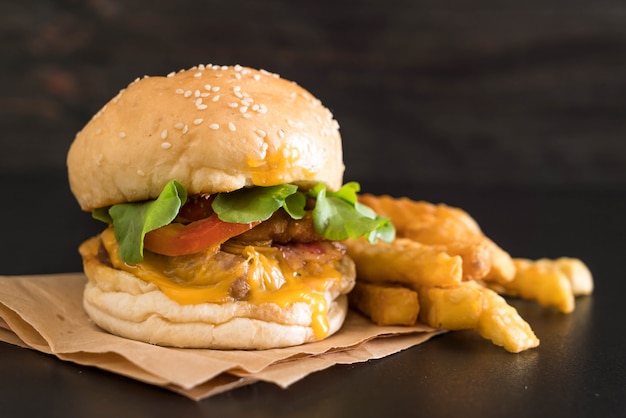 Close-up domowej roboty świeży smakowity hamburger