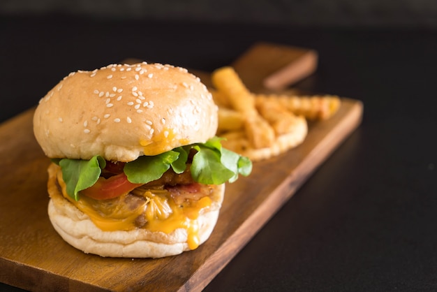Close-up domowej roboty świeży smakowity hamburger