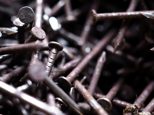 Zdjęcie close-up, full frame shot of old rusty nails. wiele stalowych gwoździ, tekstura i wzór