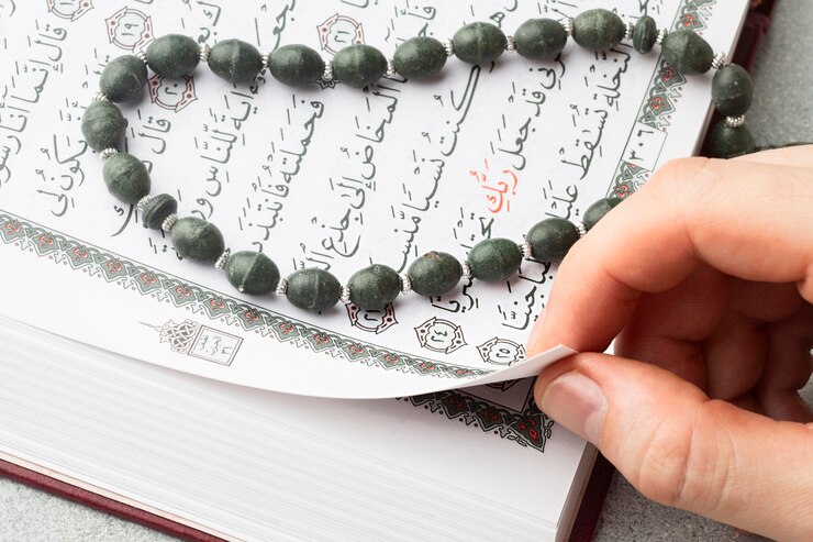 Zdjęcie close-up islamska książka koran z misbaha