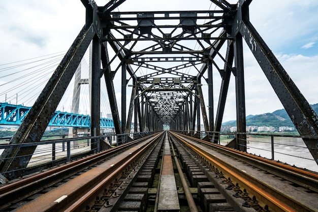 Close-up kolejowych mostów stalowych ram, Chongqing Yangtze River Metal Bridge Bridge, Chiny